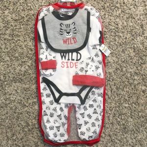NEW! Boys Infant 7pc Layette - Bib, Mittens, Cap, Onesie, Bodysuit and Bag - Zoo